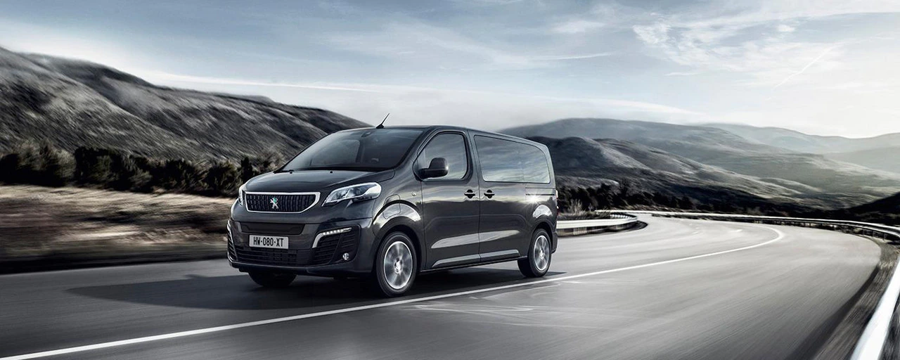 Peugeot e-Traveller tila-auto sähköauto