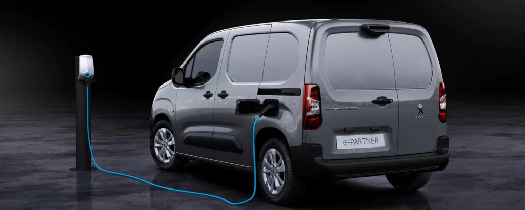 Peugeot e-Partner latauksessa